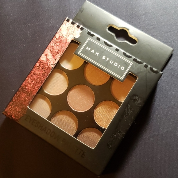 MAX STUDIO Eyshadow Set (9 shades) - Picture 3 of 4
